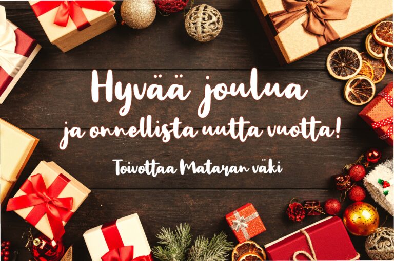 Puisella pöydällä jouluisia asioita.