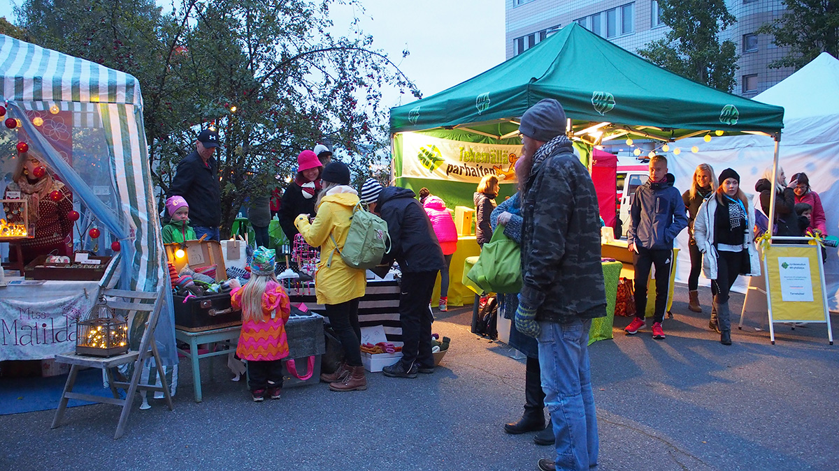 Kojuja ja ihmisiä pihalla.