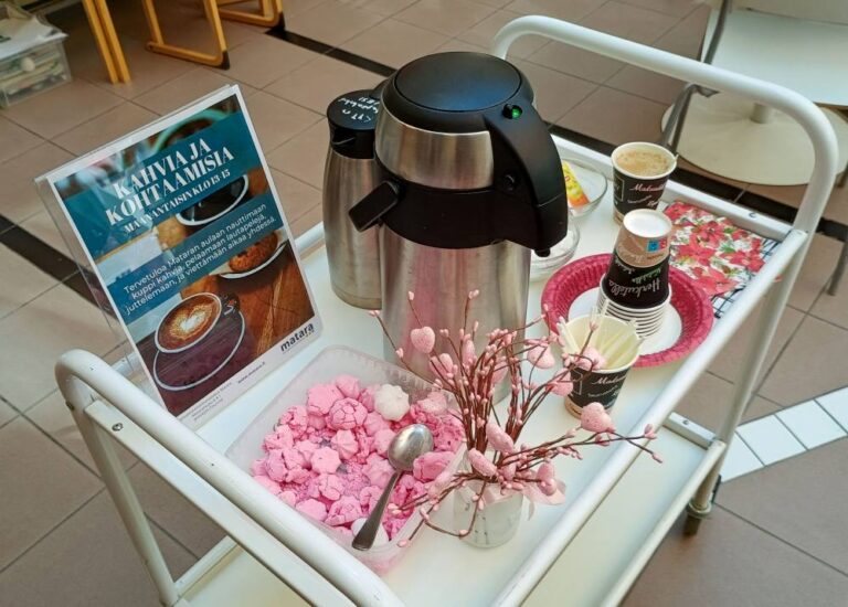 Valokuva kahvikärrystä.